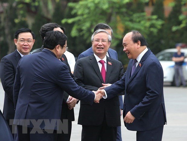 Prime Minister Nguyen Xuan Phuc (R) and NA deputies before the opening ceremony of 7th session of 14th National Assembly (Source: VNA)