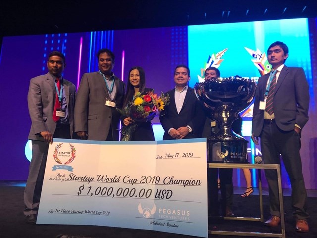 Cassie Nguyen, chief operation officer of Abivin, receives the award when Abivin are crowned winners of the Start-up World Cup 2019 in San Francisco, United States. (Photo: Techfest Vietnam)