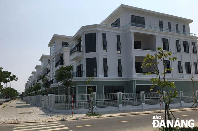 Dãy nhà phố khang trang, hiện đại ở đường Nguyễn Sinh Sắc góp phần làm bộ mặt đô thị của quận Liên Chiểu thêm lộng lẫy.