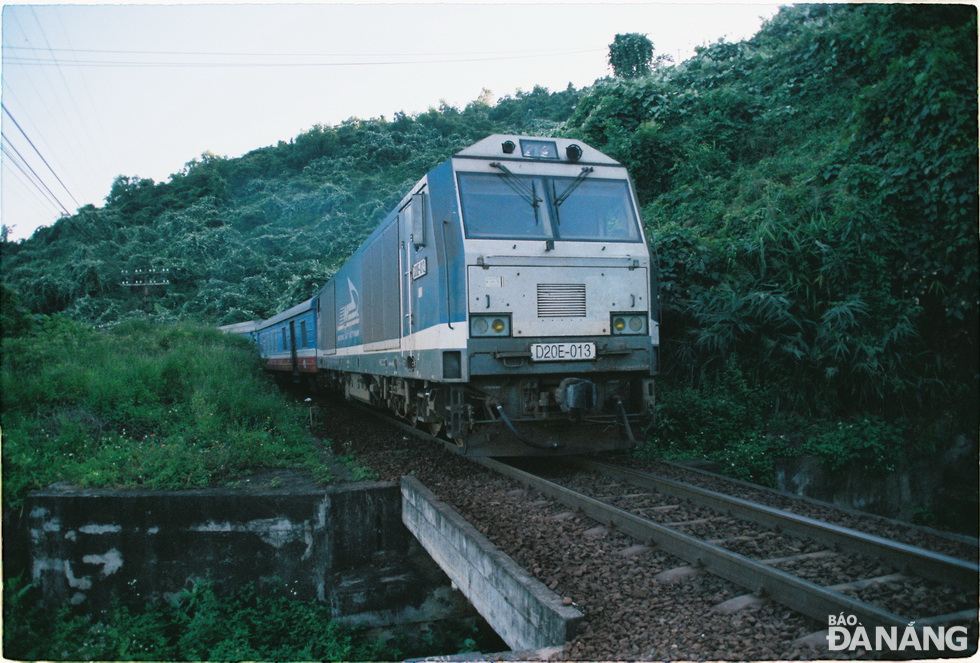 A North-South train runs through Hai Van Pass (Fujifilm X100)