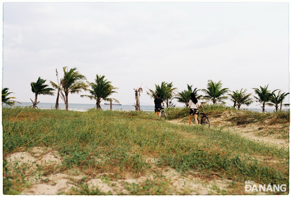 A green road on a Da Nang beach (Kodak Colorplus 200)