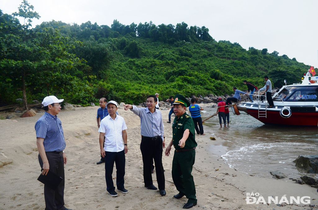 Phó Chủ tịch UBND thành phố Lê Trung Chinh (thứ 2 từ phải sang) cùng đoàn đã đi kiểm tra, khảo sát cơ sở hạ tầng tiềm năng của một số điểm đến để có được đánh giá tổng thể, từ đó có kế hoạch cụ thể khai thác các tuyến du lịch đường thủy nội địa