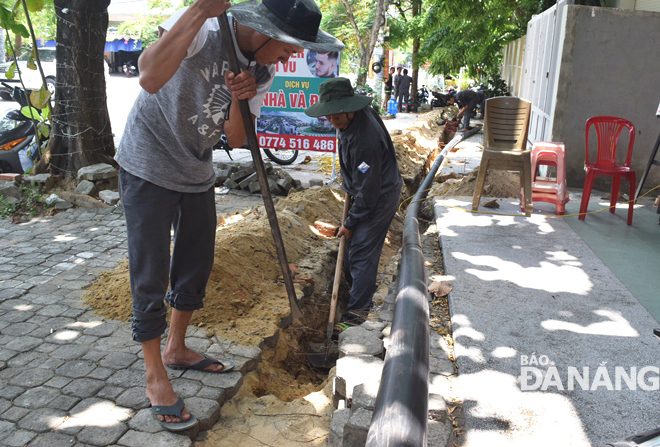 Công ty CP Cấp nước Đà Nẵng khẩn cấp thi công tuyến ống cấp nước tại đường Đỗ Anh Hàn để bảo đảm áp lực nước cấp cho người dân sử dụng. Ảnh: HOÀNG HIỆP