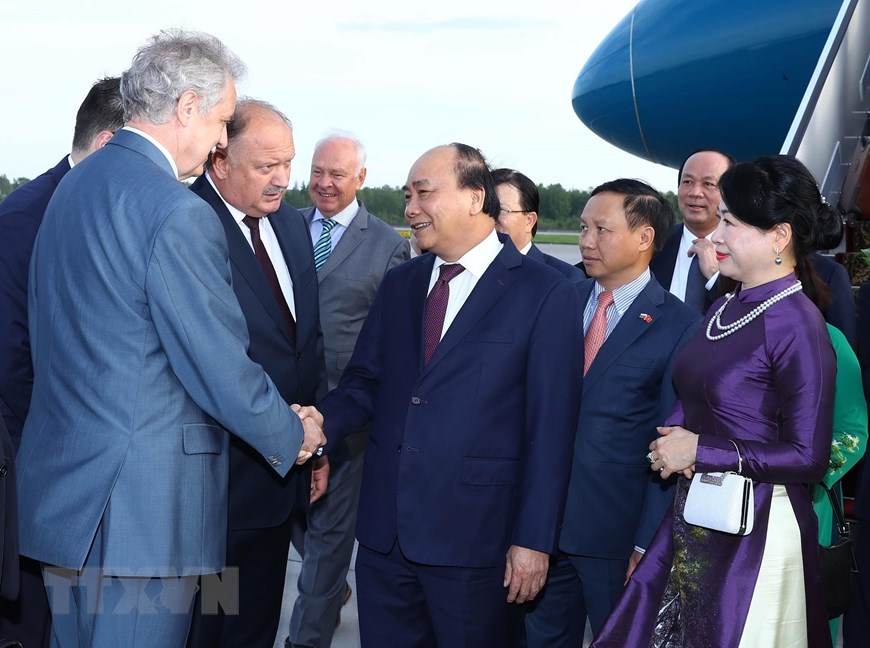 Đại diện Bộ Ngoại giao Nga và chính quyền thành phố Saint Petersburg đón Thủ tướng Nguyễn Xuân Phúc và Phu nhân tại sân bay Pulkovo 1. (Ảnh: Thống Nhất/TTXVN)
