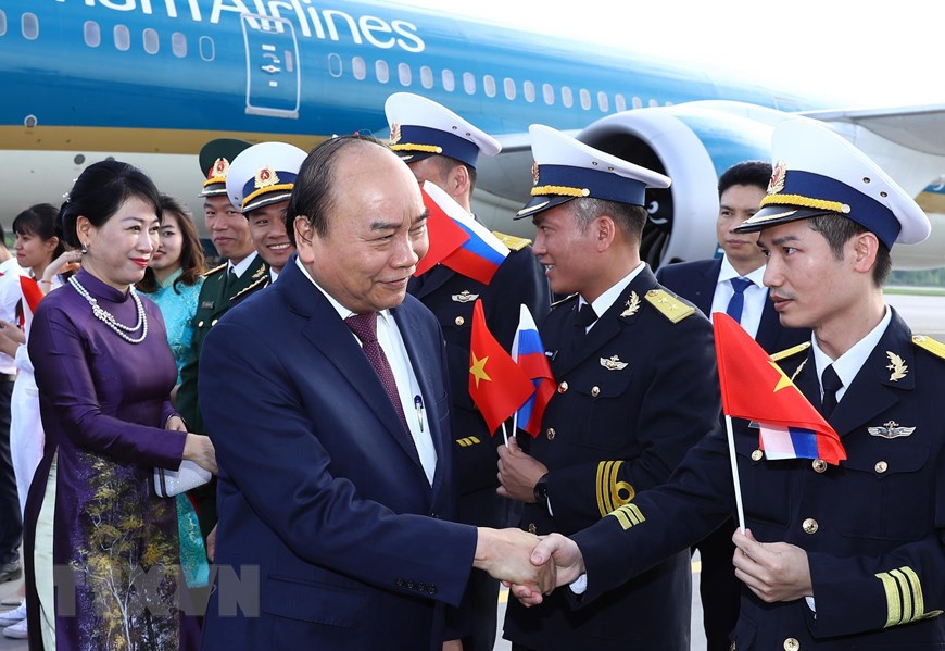 Lễ đón Thủ tướng Nguyễn Xuân Phúc và Phu nhân tại sân bay Pulkovo 1. (Ảnh: Thống Nhất/TTXVN)