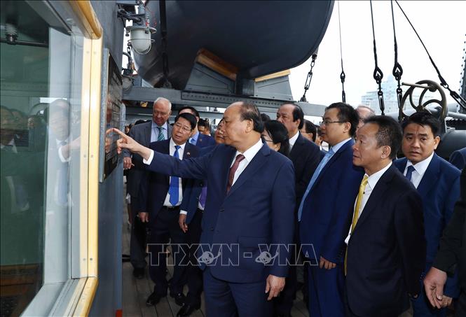 Thủ tướng Nguyễn Xuân Phúc và các đại biểu xem các thông tin về Chiến hạm Rạng Đông. Ảnh: Thống Nhất/TTXVN