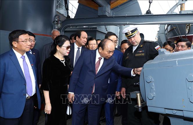 Thủ tướng Nguyễn Xuân Phúc và Phu nhân tham quan Chiến hạm Rạng Đông. Ảnh: Thống Nhất/TTXVN