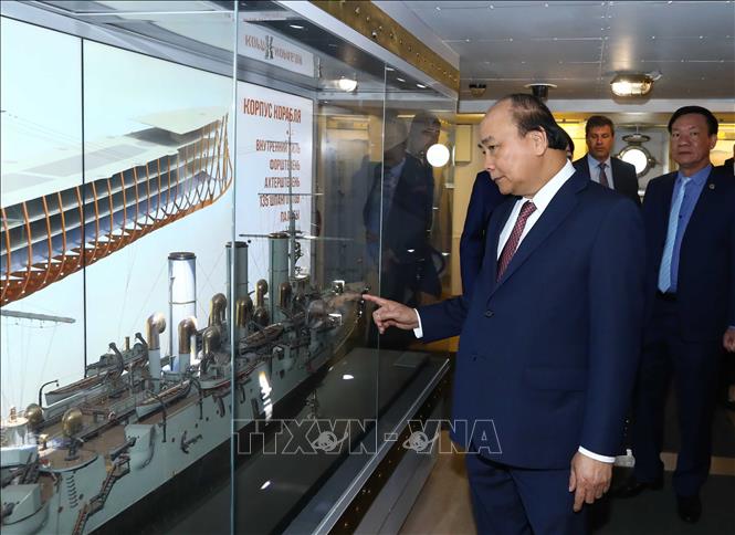 Thủ tướng Nguyễn Xuân Phúc tham quan các kỷ vật tại Chiến hạm Rạng Đông. Ảnh: Thống Nhất/TTXVN