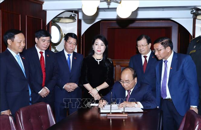 Thủ tướng Nguyễn Xuân Phúc ghi lưu bút tại Chiến hạm Rạng Đông. Ảnh: Thống Nhất/TTXVN