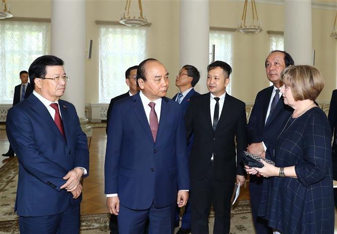 Thủ tướng Nguyễn Xuân Phúc và Phó Thủ tướng Trịnh Đình Dũng nghe giới thiệu về Khu lưu niệm của Lenin tại Điện Smolny. Ảnh: Thống Nhất/TTXVN