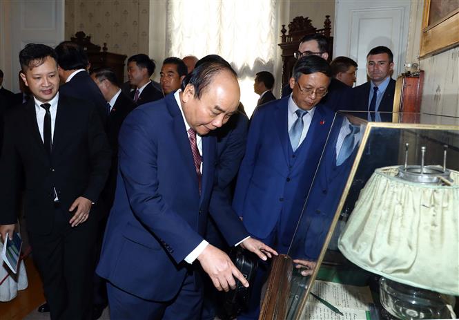  Thủ tướng Nguyễn Xuân Phúc tham quan các kỷ vật tại Khu lưu niệm của Lenin tại Điện Smolny. Ảnh: Thống Nhất/TTXVN.