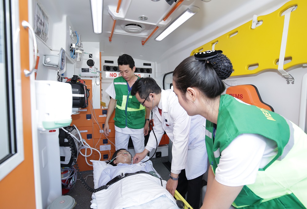 Đội ngũ bác sĩ, nhân viên y tế cấp cứu ngoại viện của Bệnh viện Vinmec Nha Trang được đầu tư toàn diện và bài bản về sơ cấp cứu, cấp cứu nâng cao, có thể đáp ứng trong mọi tình huống xảy ra.