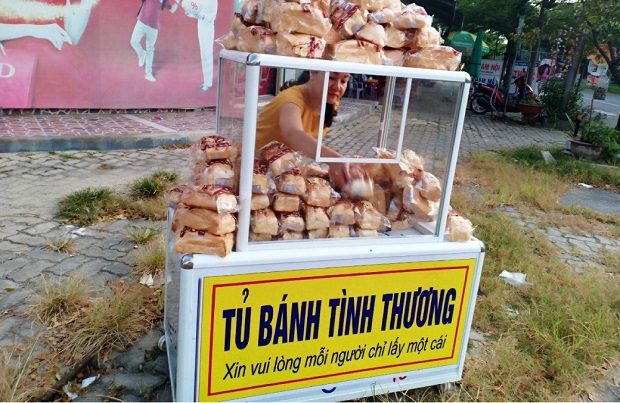 The free bread box placed on the sidewalk at the intersection of Duong Van Nga and Pham Huy Thong streets