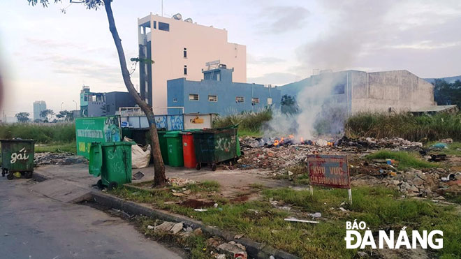 Tình trạng đốt rác thường xuyên diễn ra trên tuyến đường Chu Huy Mân, quận Sơn Trà. 