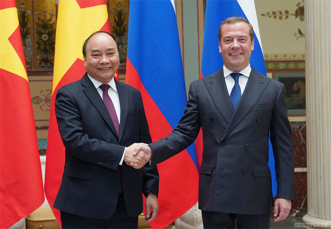 Thủ tướng Nguyễn Xuân Phúc và Thủ tướng Nga Dmitry A. Medvedev.              		           Ảnh: VGP