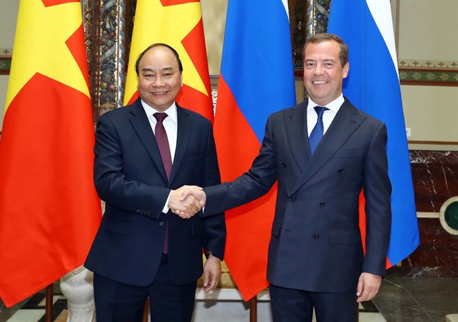 Russian Prime Minister Dmitry Medvedev (R) welcomes his Vietnamese counterpart Nguyen Xuan Phuc in Moscow on May 22 (Photo: VNA)