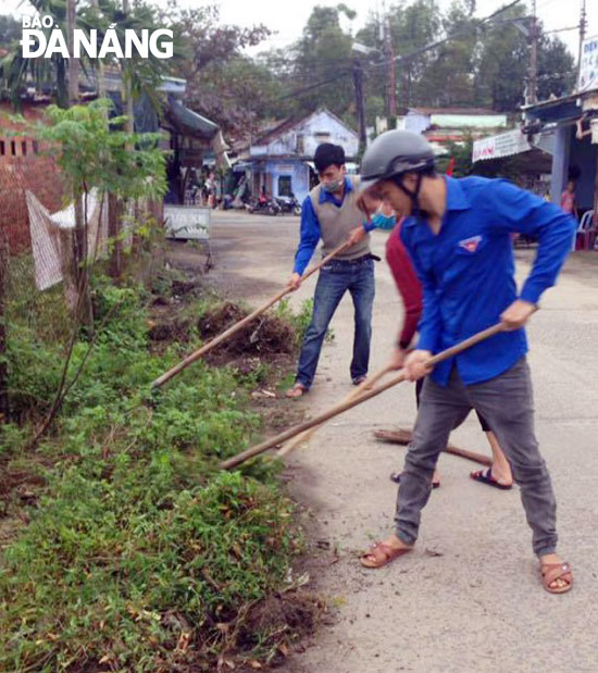 Đoàn Thanh niên thôn Yến Nê 2 (xã Hòa Tiến) dọn vệ sinh môi trường. (Ảnh do Ban Tuyên giáo Huyện ủy Hòa Vang cung cấp)