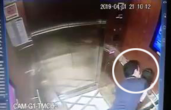 Nguyễn Hữu Linh có hành vi ôm hôn bé gái trong thang máy. Ảnh cắt từ clip.