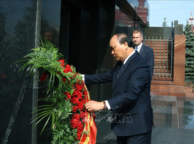Thủ tướng Nguyễn Xuân Phúc đặt vòng hoa, viếng Lãnh tụ của cách mạng vô sản toàn thế giới V.I. Lenin. Ảnh: Thống Nhất/TTXVN