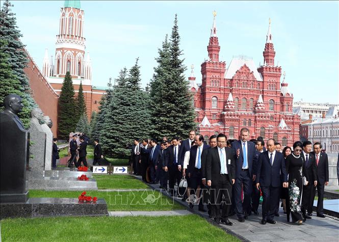 Tiếp đó, Thủ tướng Nguyễn Xuân Phúc và Phu nhân cùng các thành viên Đoàn đại biểu cấp cao Việt Nam thăm Khu tưởng niệm các danh nhân và chính trị gia thời Liên Xô bên tường Điện Kremlin. Ảnh: Thống Nhất/TTXVN