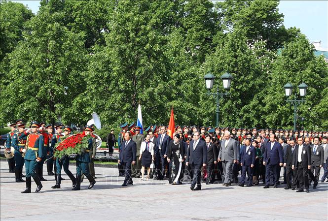 Dịp này, Thủ tướng Nguyễn Xuân Phúc và Phu nhân cùng Đoàn đại biểu cấp cao Việt Nam cũng đến đặt vòng hoa tại Đài tưởng niệm Chiến sĩ vô danh. Ảnh: Thống Nhất/TTXVN
