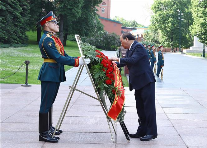 Thủ tướng Nguyễn Xuân Phúc đặt vòng hoa tại Đài tưởng niệm Chiến sĩ vô danh. Ảnh: Thống Nhất/TTXVN