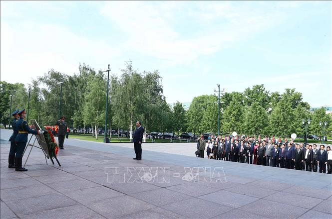Thủ tướng Nguyễn Xuân Phúc cùng Đoàn đại biểu cấp cao Việt Nam đứng mặc niệm trước Đài tưởng niệm Chiến sĩ vô danh. Ảnh: Thống Nhất/TTXVN