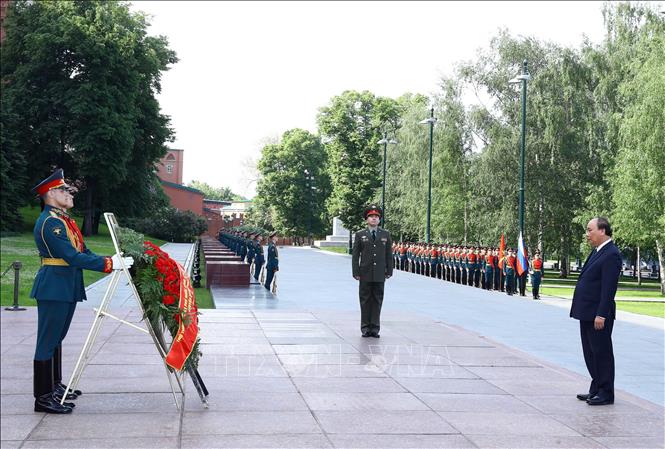 Thủ tướng Nguyễn Xuân Phúc đặt vòng hoa và đứng mặc niệm trước Đài tưởng niệm Chiến sĩ vô danh. Ảnh: Thống Nhất/TTXVN