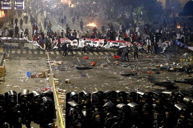 Indonesian protesters clash with the police during a protest outside of the Election Supervisory Board (Bawaslu), following the announcement of the presidential election in Jakarta, Indonesia (Source: EPA-EFE)