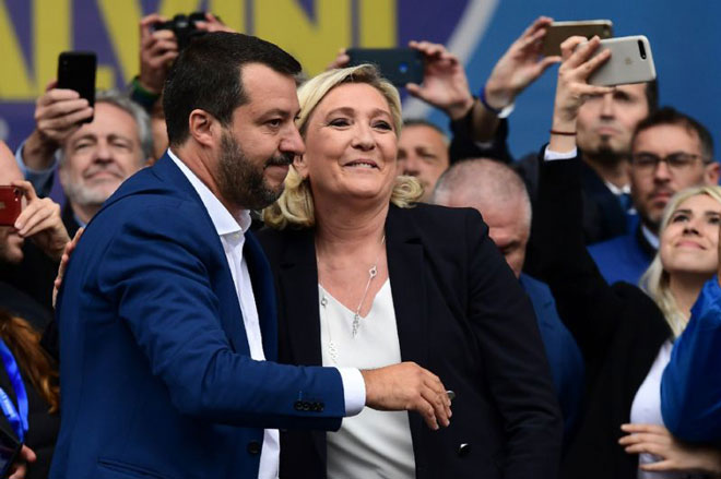 Đảng Liên đoàn phương Bắc của Bộ trưởng Nội vụ Ý Matteo Salvini (trái) và đảng Tập hợp quốc gia (RN) của bà Marine Le Pen “bắt tay” với mong muốn giành nhiều ghế trong cuộc bầu cử Nghị viện châu Âu.  Ảnh: AFP