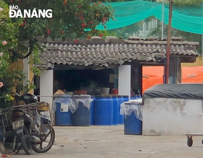 Cơ sở sản xuất nước mắm ở khu vực phía sau đường Lê Văn Quý (phường An Hải Bắc, quận Sơn Trà).