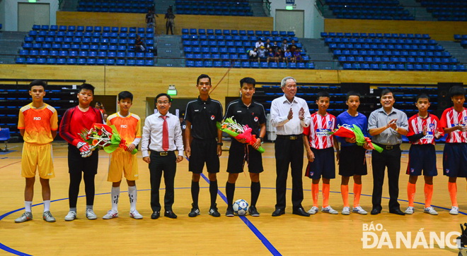 Lãnh đạo Báo Đà Nẵng tặng hoa và cờ lưu niệm cho tổ trọng tài và các đội vào chung kết.
