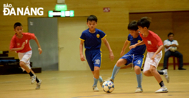 Đội TH Bế Văn Đàn (áo xanh) xứng đáng với danh hiệu vô địch bảng đấu Nhi đồng, sau chiến thắng 3-0 trước đội TH Nguyễn Văn Trỗi (áo đỏ).