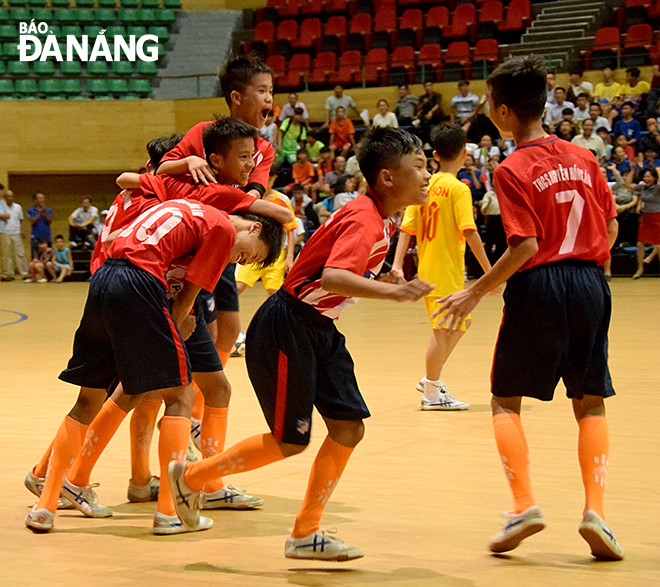 Niềm vui của các cầu thủ THCS Nguyễn Hồng Ánh sau khi giành ngôi vô địch.