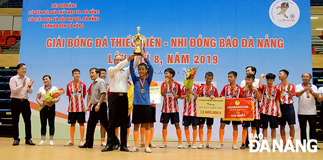 Tổng Biên tập Báo Đà Nẵng Trương Công Định trao Cúp cho đội Vô địch Thiếu niên THCS Nguyễn Hồng Ánh.