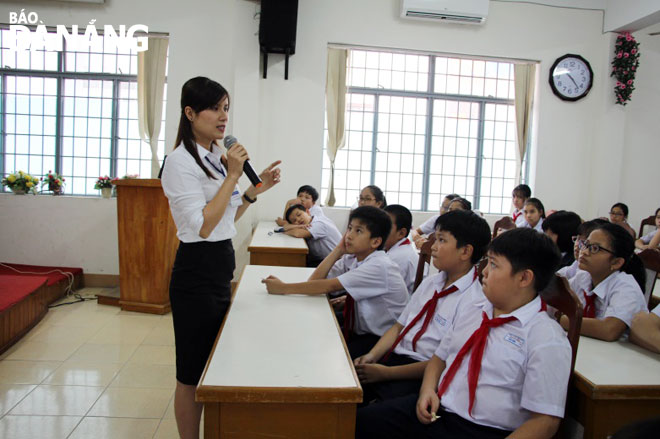 Một tiết học kỹ năng sống tại Trường THCS Nguyễn Huệ do cô Thùy Loan tổ chức, đứng lớp.