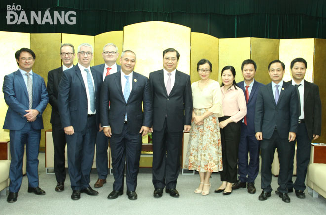 Chairman Tho (centre) and a group of Australian visitors