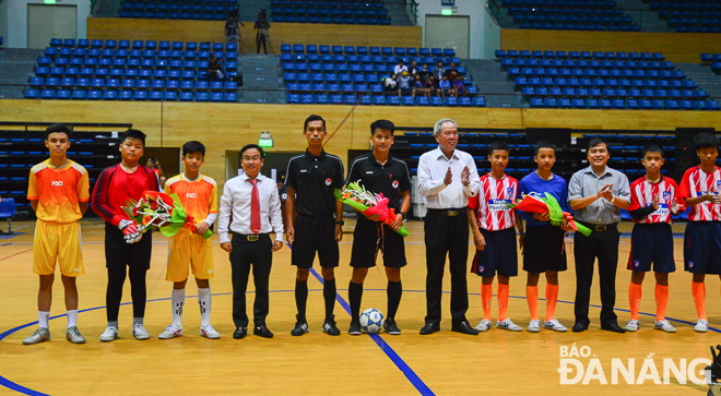 Leaders of the DA NANG Newspaper giving flowers to referees and finalists.