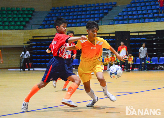 Nguyen Hong Anh (in red T-shirts) defeated Tay Son 2-1 to be crowned champions