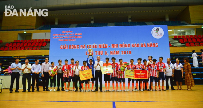 Representatives from the DA NANG Newspaper, and sponsors, taking a souvenir photo with champions Nguyen Hong Anh