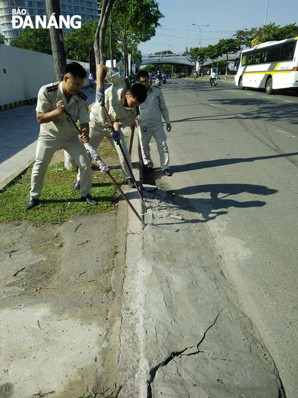 Đội Quy tắc đô thị quận Sơn Trà xử lý bó vỉa hè do người dân tự ý làm. (Ảnh: MXH)