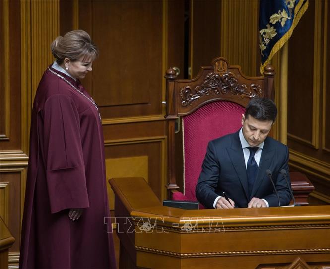 Tân Tổng thống Ukraine Volodymyr Zelensky (phải) tại lễ tuyên thệ nhậm chức ở Kiev ngày 20/5/2019. Ảnh: AFP/TTXVN