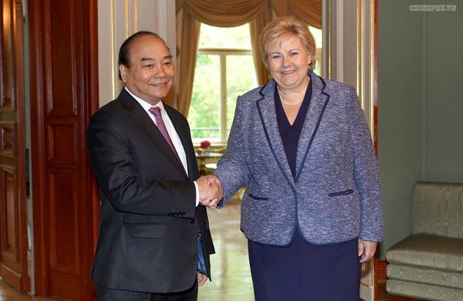 Thủ tướng Nguyễn Xuân Phúc và Thủ tướng Vương quốc Na Uy Erna Solberg. 						          Ảnh: VGP