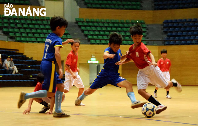 Chiến thắng đội Trường tiểu học Nguyễn Văn Trỗi (áo đỏ) với tỷ số 3-0, đội Trường tiểu học Bế Văn Đàn (áo xanh) xứng đáng giành ngôi vô địch. 						     Ảnh: ANH VŨ