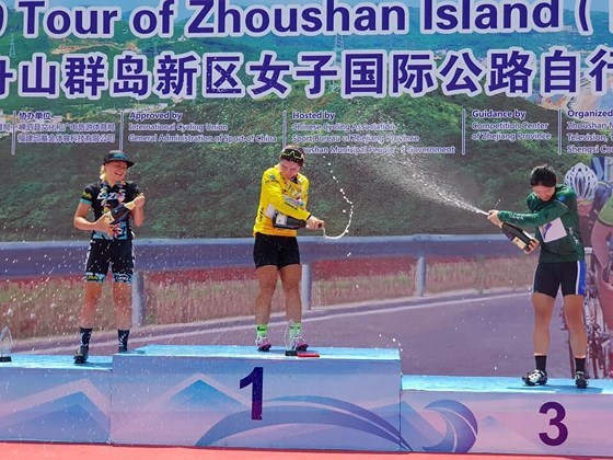 Vietnamese cyclist Nguyen Thi Thu Mai (middle) celebrates winning the overall yellow jersey of the Tour of Zhoushan Island II. (Photo: thethao.sggp.org.vn)