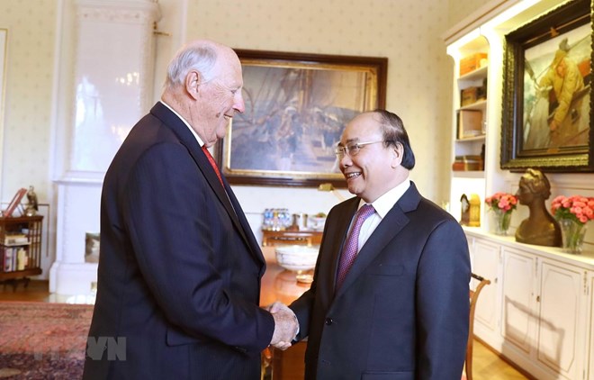 Prime Minister Nguyen Xuan Phuc (R) meets with King Harald V of Norway (Source: VNA) 