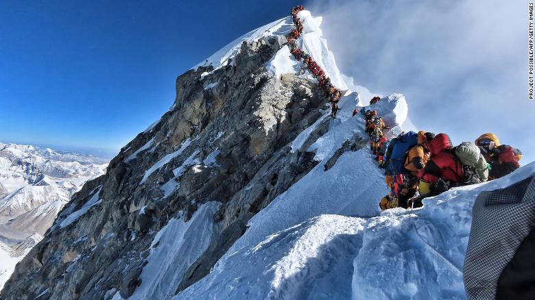 Hình ảnh đoàn người nối dài chờ đến lượt để đứng trên đỉnh núi Everest - nơi không khí vô cùng loãng - do ông Nirmal Purja chụp lại. Ảnh: CNN
