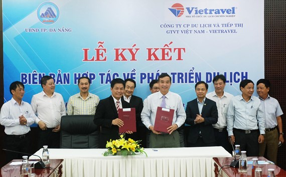 Representative from the Da Nang People’s Committee and Vietravel at the signing ceremony