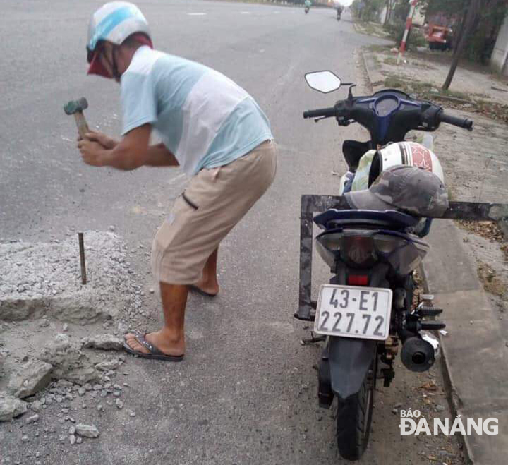 Mọi người đều không biết người có hành động đẹp này là ai nhưng phương tiện xe gắn máy của anh thợ nề này có biển kiểm soát số 43E1 227.72.