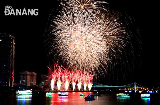 Lễ hội pháo hoa quốc tế ngày càng trở thành thương hiệu của Đà Nẵng.   						           Ảnh: MINH TRÍ